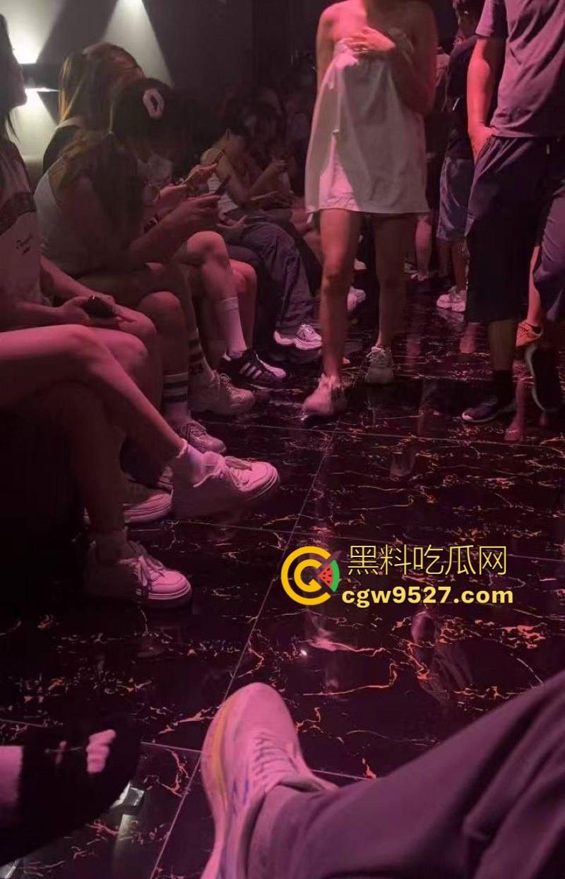 重庆莎莎舞推出新套餐啦!20元5分钟肆意揉奶扣逼,脸贴脸,肚贴肚,摩擦生热,这价格要什么自行车!