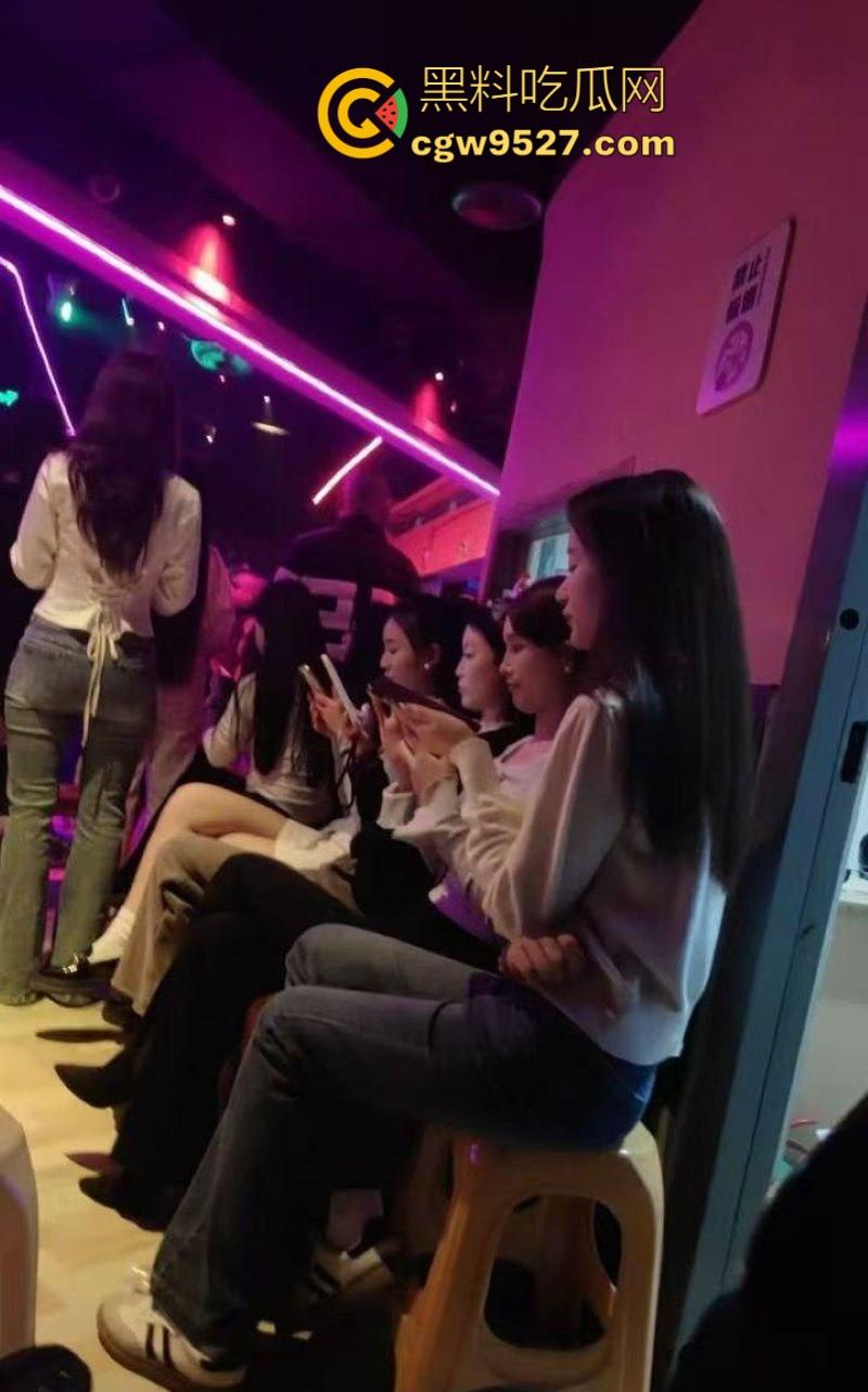 重庆莎莎舞推出新套餐啦!20元5分钟肆意揉奶扣逼,脸贴脸,肚贴肚,摩擦生热,这价格要什么自行车!