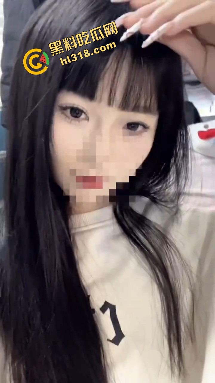 江西女大学生『范乔乔』装纯给爹看，酒店全裸架炮玩肉棒，粉红骚穴被后入到喷水，精液流成小河！