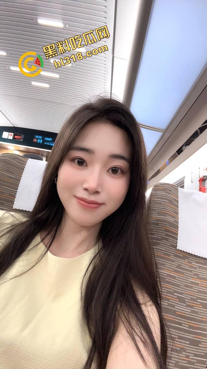 江西女大学生『范乔乔』装纯给爹看,酒店全裸架炮玩肉棒,粉红骚穴被后入到喷水,精液流成小河!