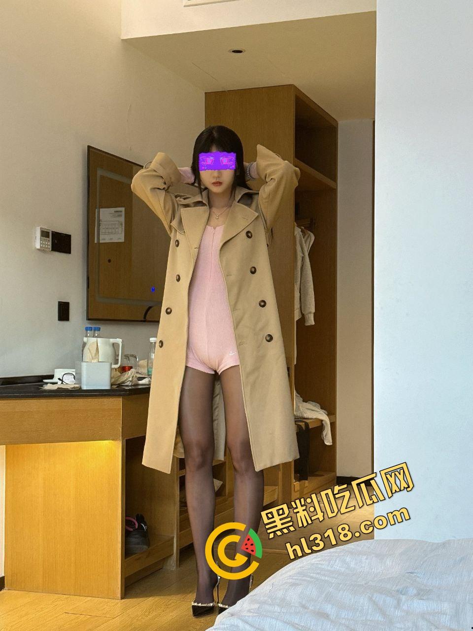 江西女大学生『范乔乔』装纯给爹看,酒店全裸架炮玩肉棒,粉红骚穴被后入到喷水,精液流成小河!