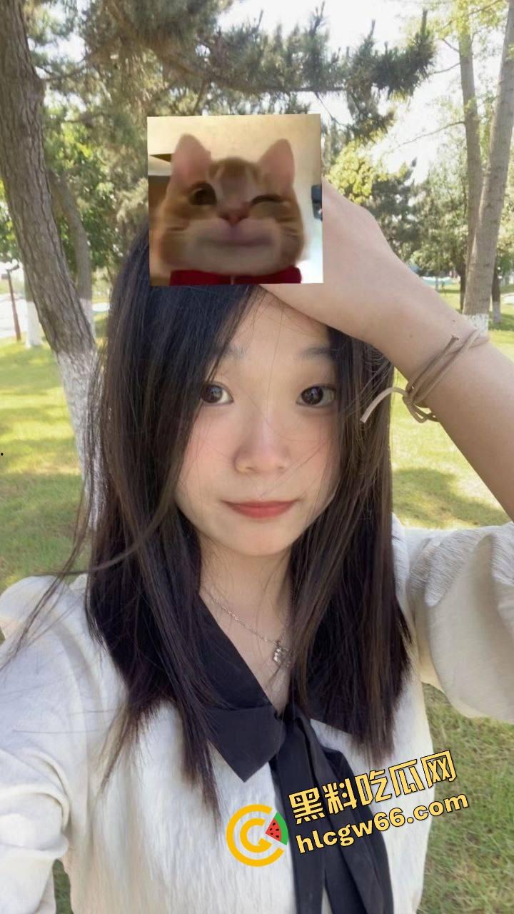 别看穿JK装，南充女大【李萌】骚得一匹，清纯大三女自拍掰穴自慰流出，阴唇黑得像涂了墨水！