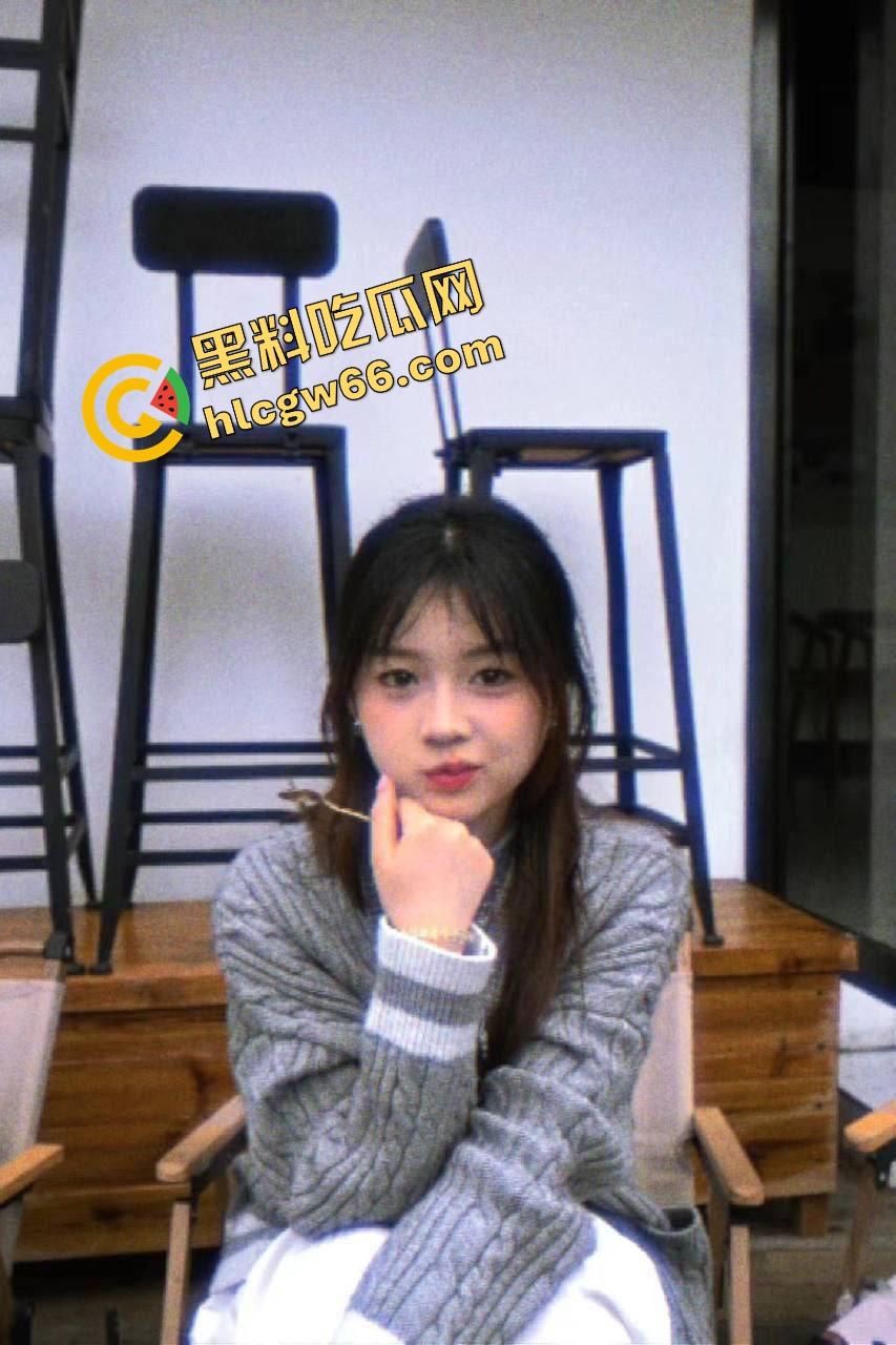 别看穿JK装,南充女大【李萌】骚得一匹,清纯大三女自拍掰穴自慰流出,阴唇黑得像涂了墨水!