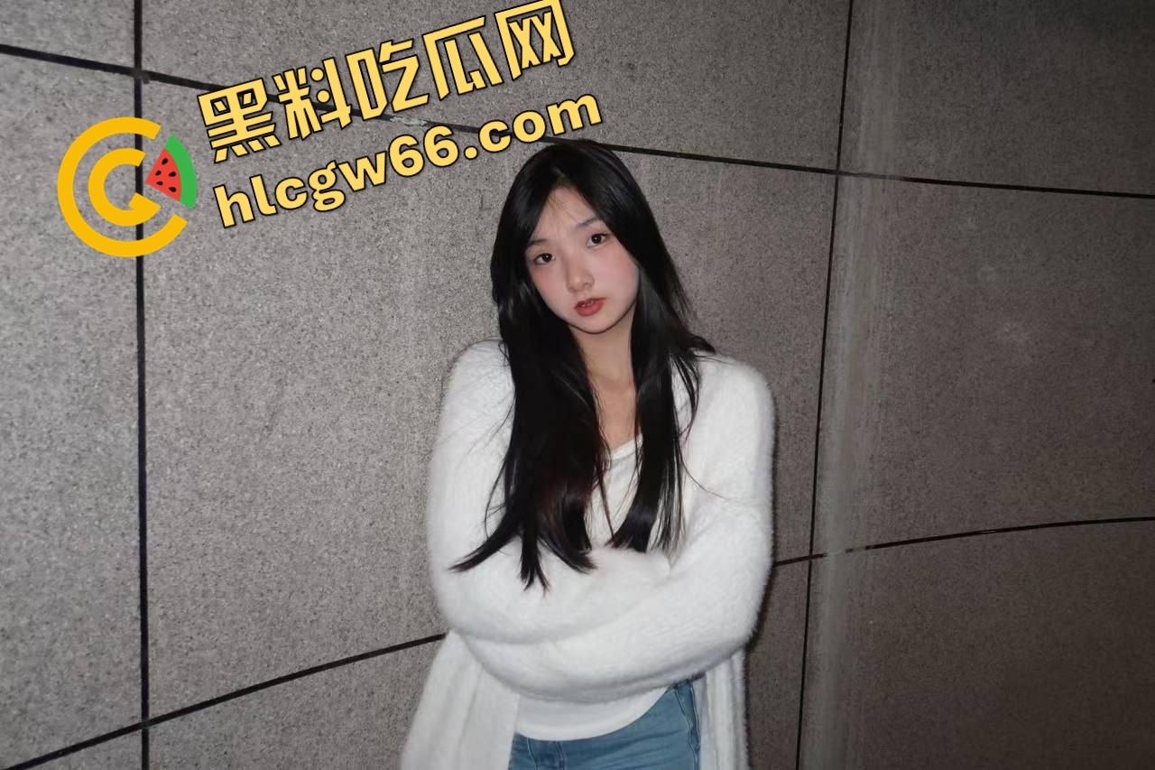 别看穿JK装,南充女大【李萌】骚得一匹,清纯大三女自拍掰穴自慰流出,阴唇黑得像涂了墨水!