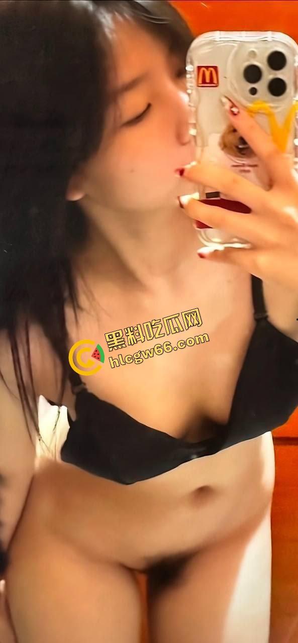 别看穿JK装,南充女大【李萌】骚得一匹,清纯大三女自拍掰穴自慰流出,阴唇黑得像涂了墨水!