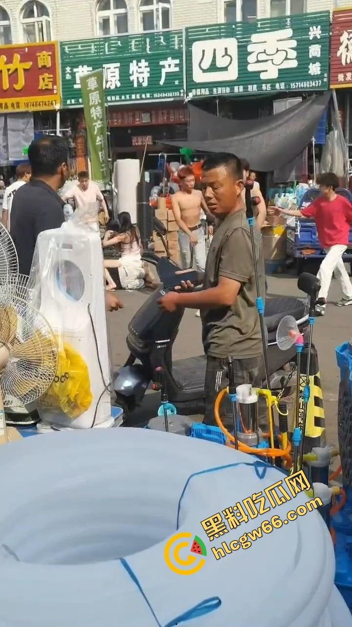 呼伦贝尔精神小伙捉奸火力全开爆锤奸男,女主一边护小三一边骂男友,奸夫血流不止!