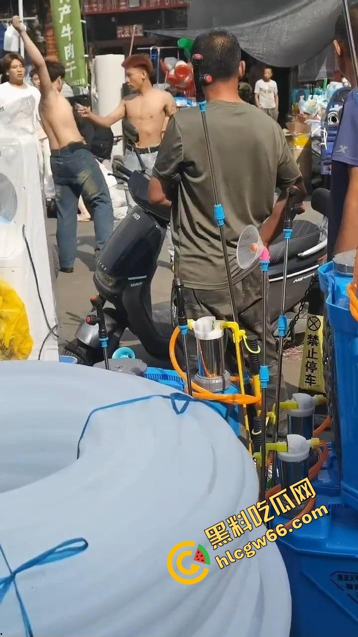 呼伦贝尔精神小伙捉奸火力全开爆锤奸男,女主一边护小三一边骂男友,奸夫血流不止!