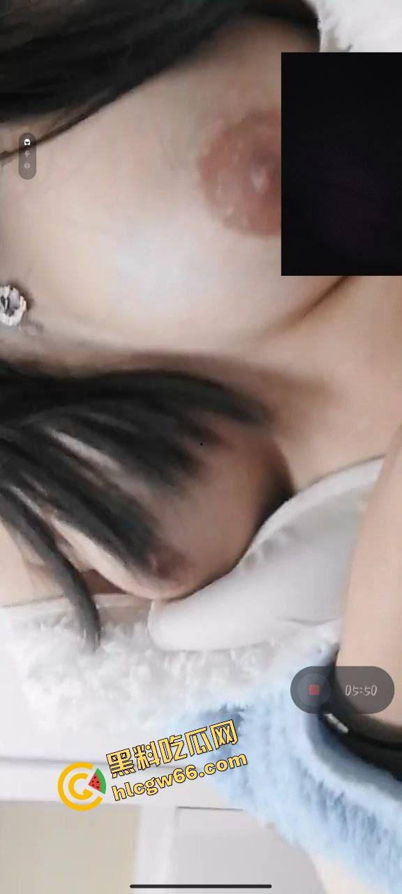 别看穿JK装,南充女大【李萌】骚得一匹,清纯大三女自拍掰穴自慰流出,阴唇黑得像涂了墨水!