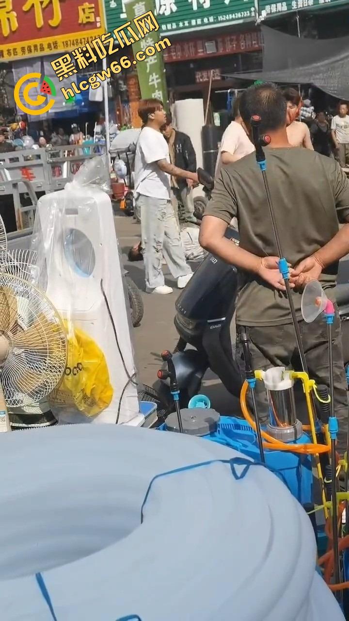 呼伦贝尔精神小伙捉奸火力全开爆锤奸男,女主一边护小三一边骂男友,奸夫血流不止!