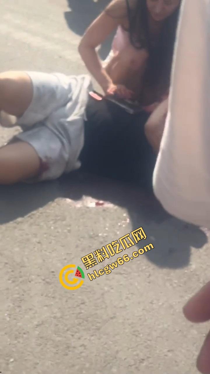 呼伦贝尔精神小伙捉奸火力全开爆锤奸男,女主一边护小三一边骂男友,奸夫血流不止!