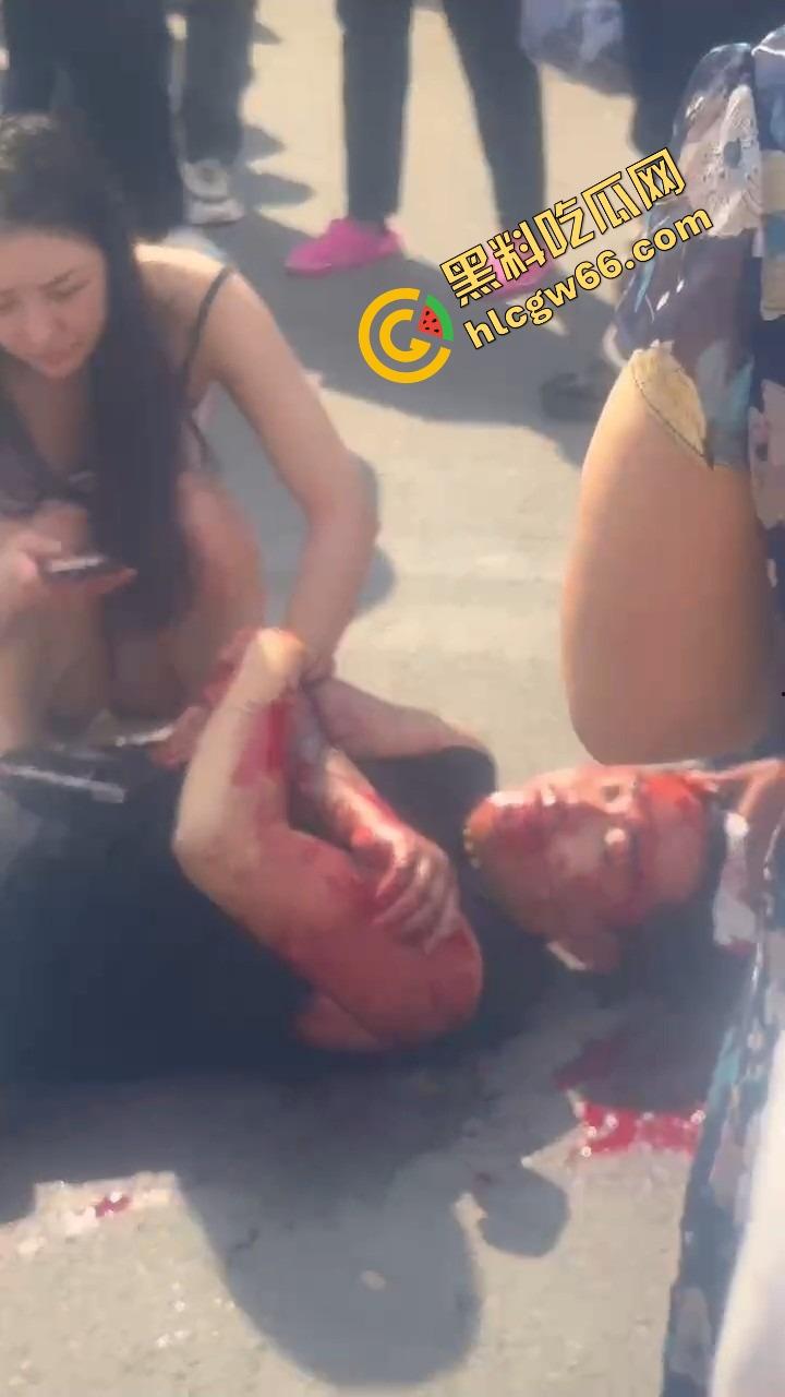 呼伦贝尔精神小伙捉奸火力全开爆锤奸男,女主一边护小三一边骂男友,奸夫血流不止!