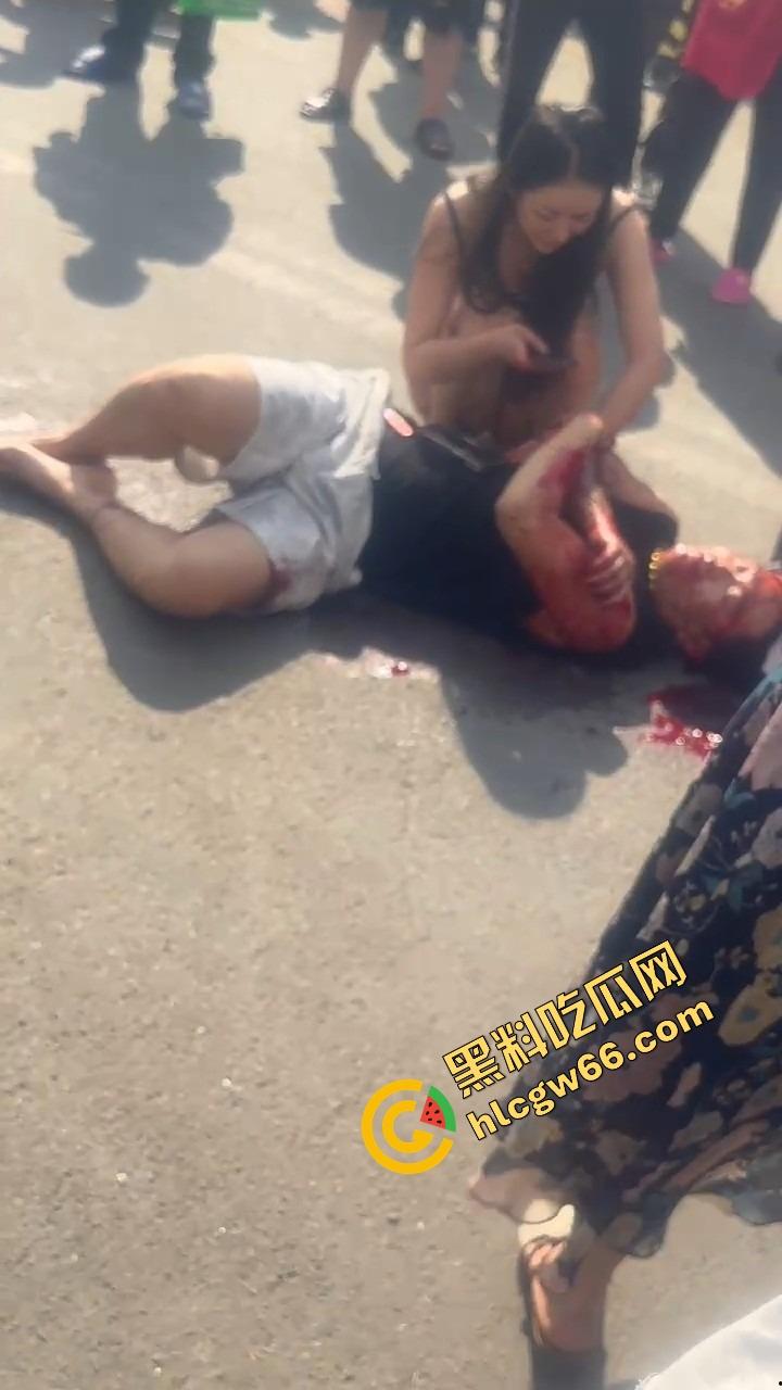 呼伦贝尔精神小伙捉奸火力全开爆锤奸男,女主一边护小三一边骂男友,奸夫血流不止!