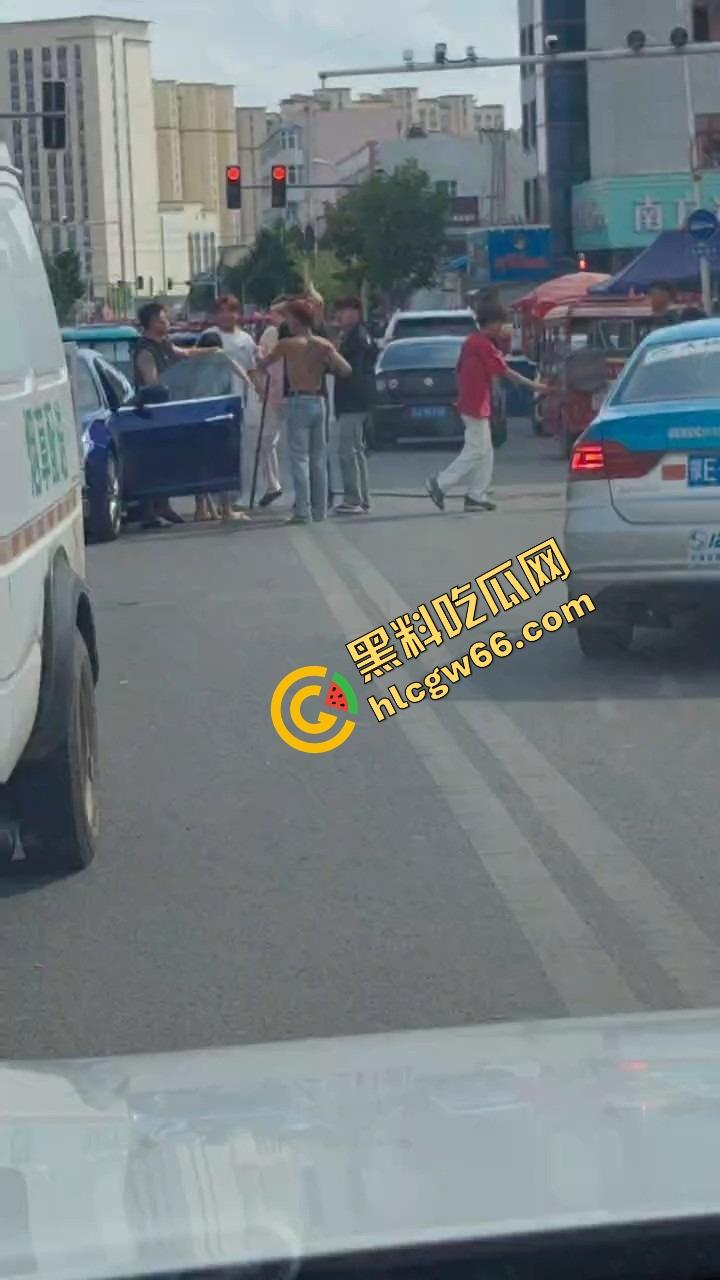 呼伦贝尔精神小伙捉奸火力全开爆锤奸男,女主一边护小三一边骂男友,奸夫血流不止!