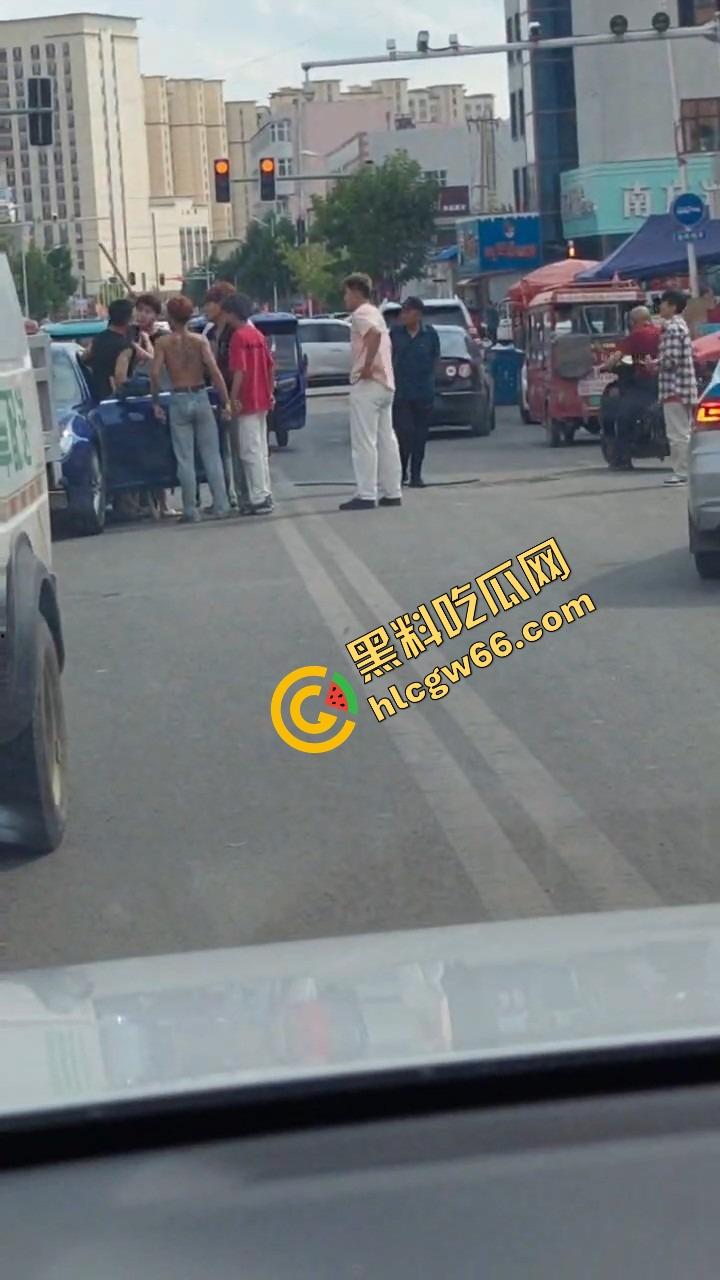 呼伦贝尔精神小伙捉奸火力全开爆锤奸男,女主一边护小三一边骂男友,奸夫血流不止!