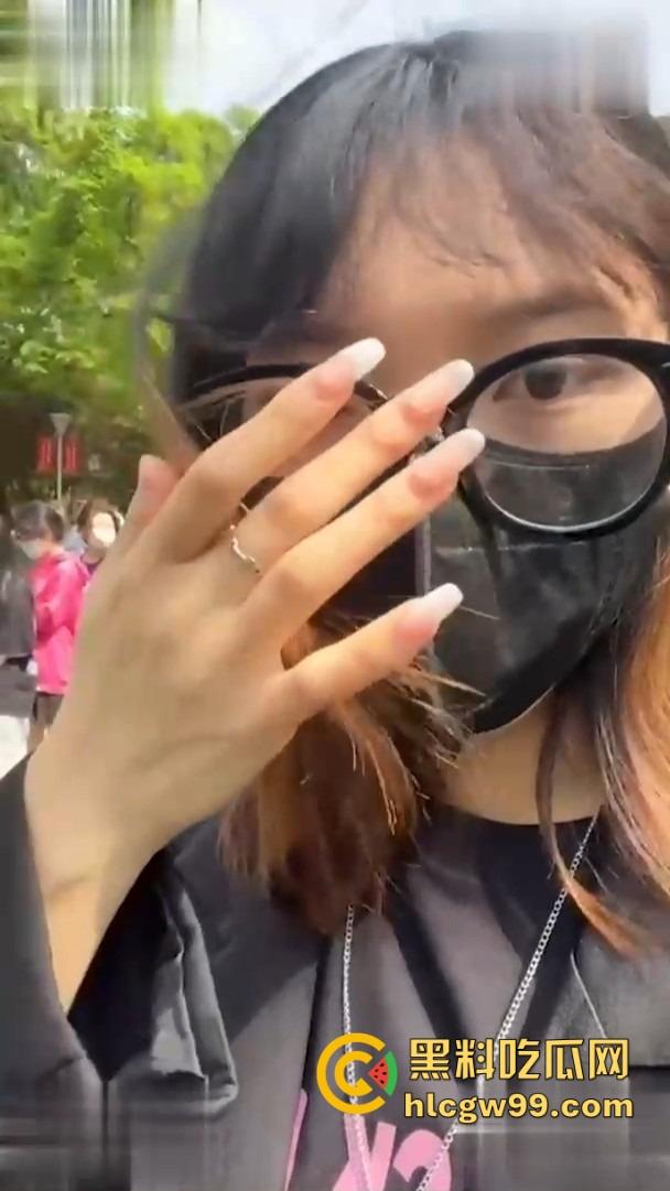 山西职校反差婊【樊亚娟】捂脸带眼镜装纯，摘了眼镜变骚母狗，馋鸡巴馋疯了！