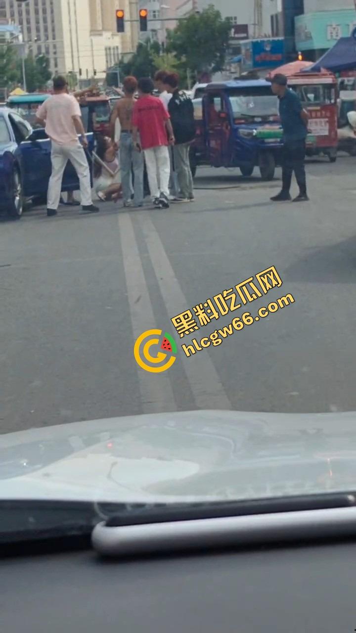 呼伦贝尔精神小伙捉奸火力全开爆锤奸男,女主一边护小三一边骂男友,奸夫血流不止!