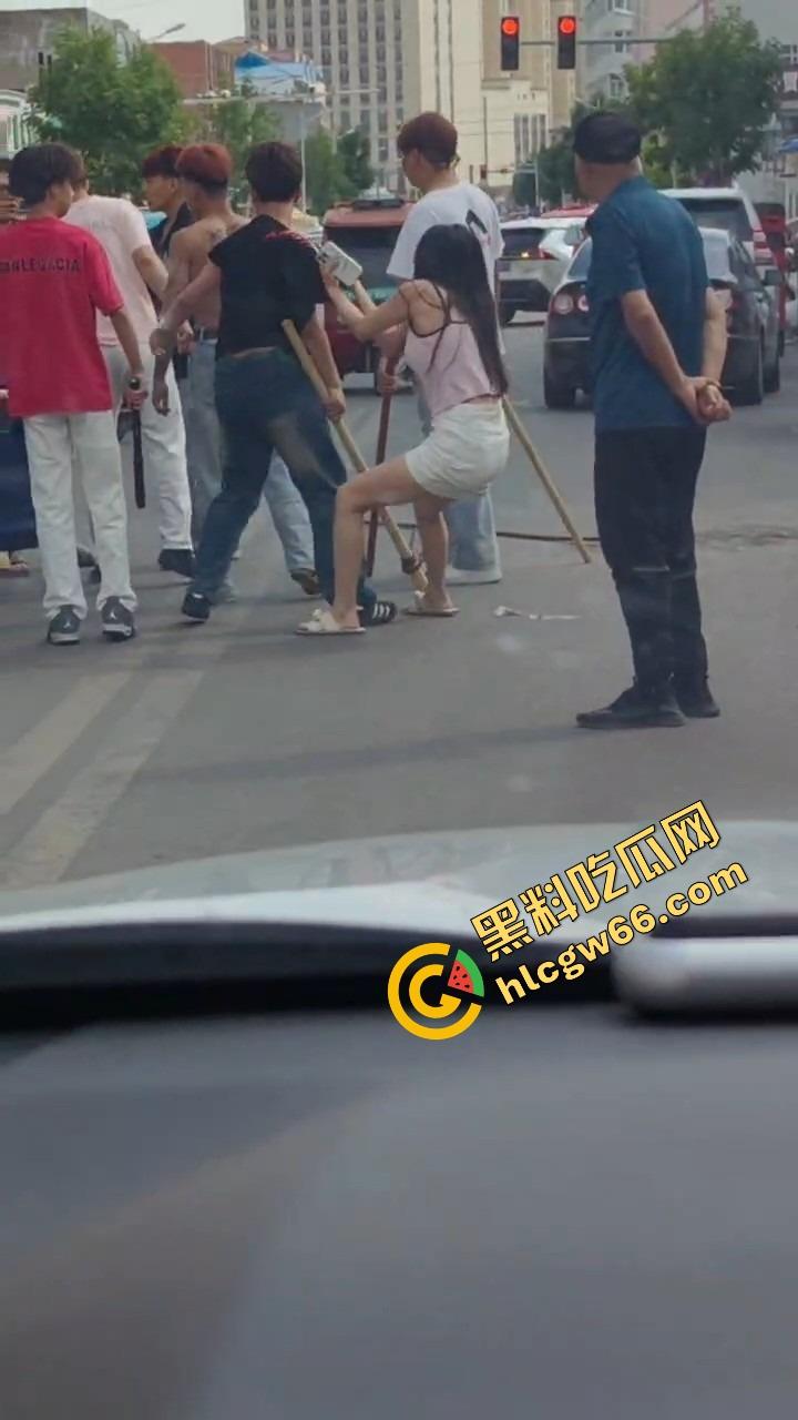 呼伦贝尔精神小伙捉奸火力全开爆锤奸男,女主一边护小三一边骂男友,奸夫血流不止!