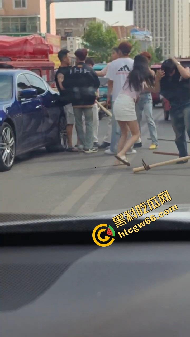 呼伦贝尔精神小伙捉奸火力全开爆锤奸男,女主一边护小三一边骂男友,奸夫血流不止!