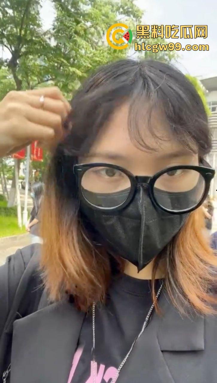 山西职校反差婊【樊亚娟】捂脸带眼镜装纯,摘了眼镜变骚母狗,馋鸡巴馋疯了!