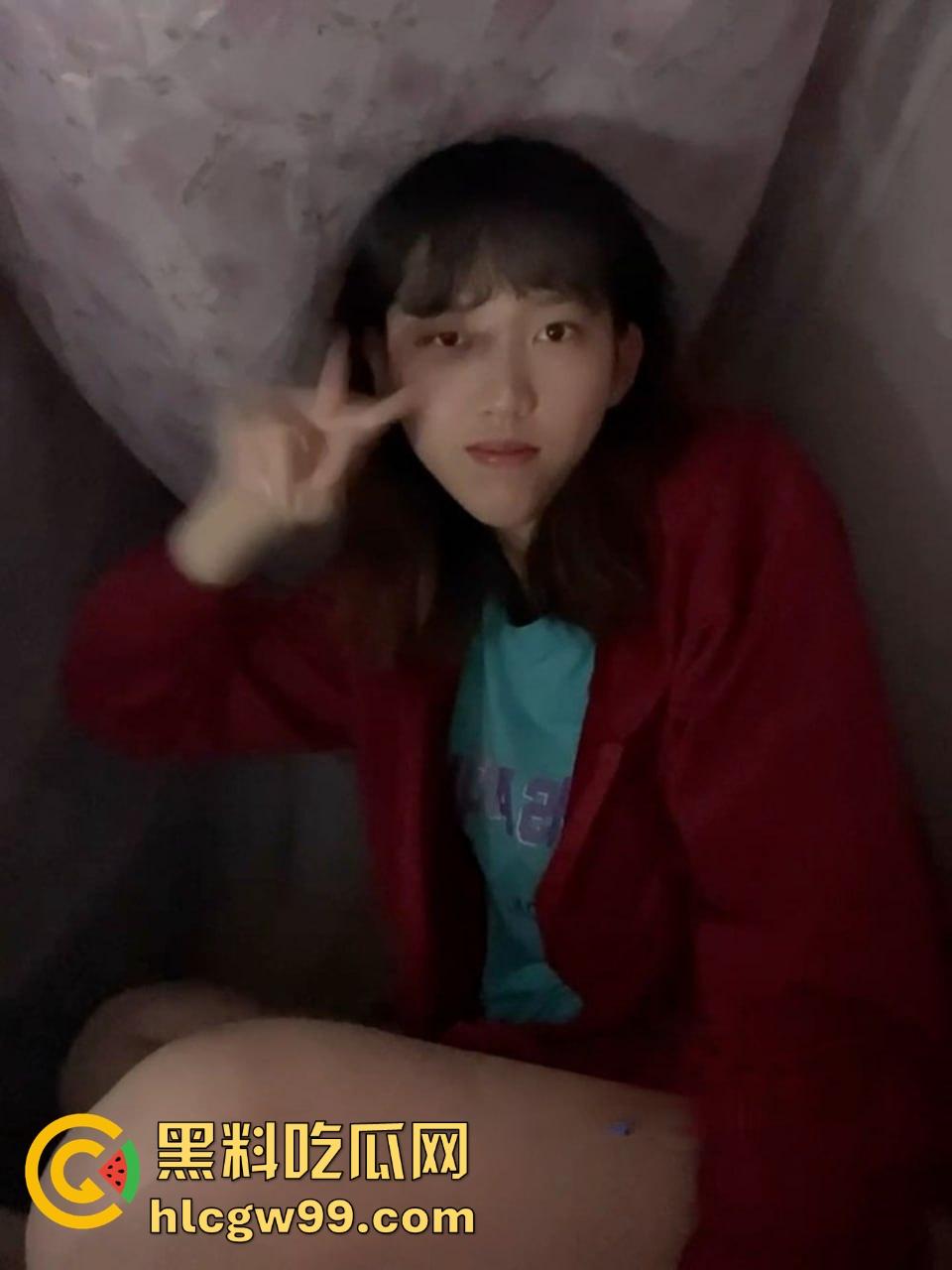 山西职校反差婊【樊亚娟】捂脸带眼镜装纯,摘了眼镜变骚母狗,馋鸡巴馋疯了!