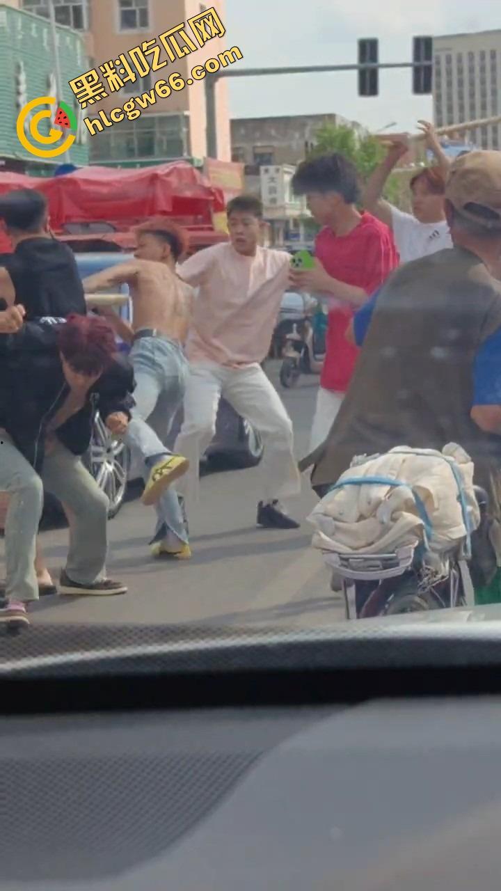 呼伦贝尔精神小伙捉奸火力全开爆锤奸男,女主一边护小三一边骂男友,奸夫血流不止!