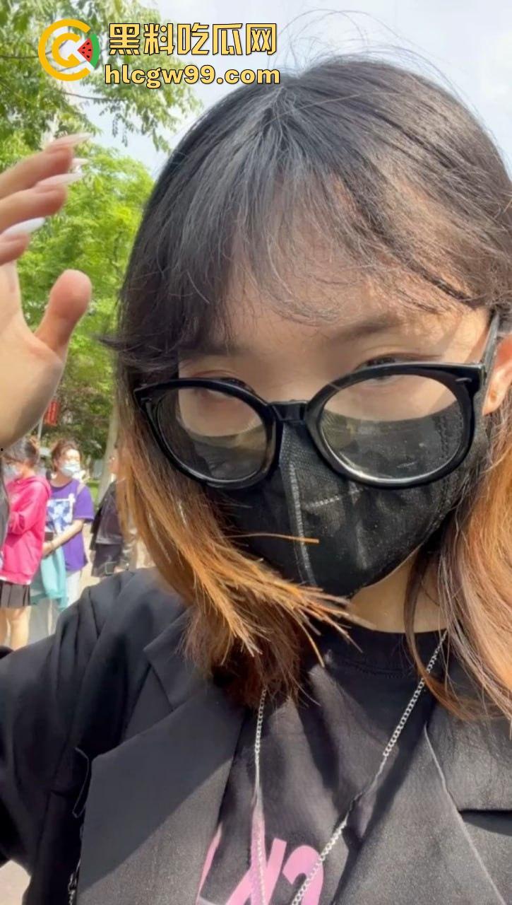 山西职校反差婊【樊亚娟】捂脸带眼镜装纯,摘了眼镜变骚母狗,馋鸡巴馋疯了!