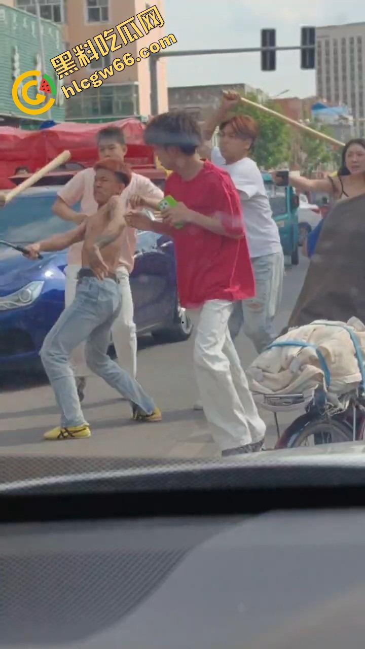 呼伦贝尔精神小伙捉奸火力全开爆锤奸男,女主一边护小三一边骂男友,奸夫血流不止!