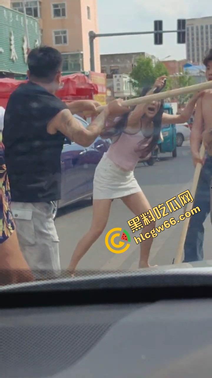 呼伦贝尔精神小伙捉奸火力全开爆锤奸男,女主一边护小三一边骂男友,奸夫血流不止!