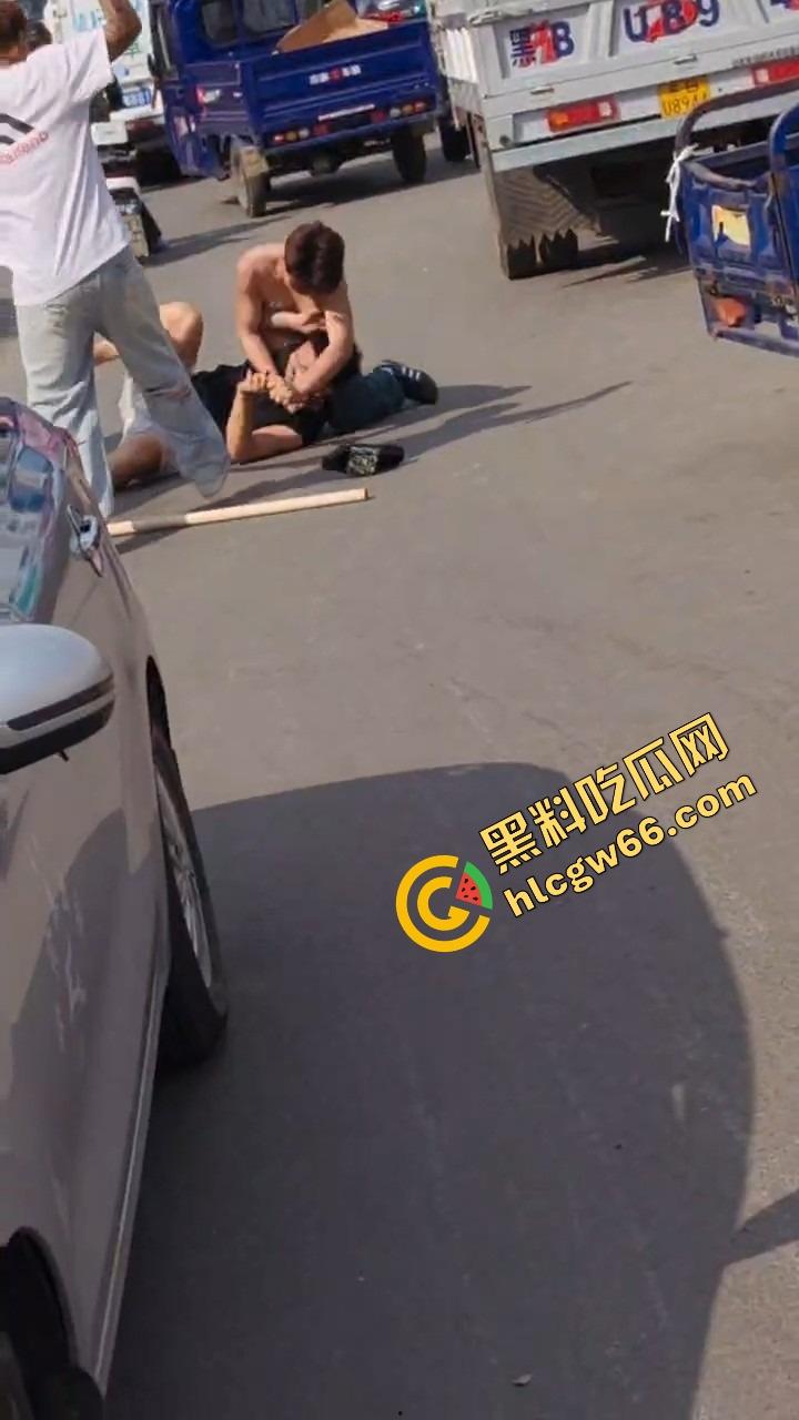 呼伦贝尔精神小伙捉奸火力全开爆锤奸男,女主一边护小三一边骂男友,奸夫血流不止!
