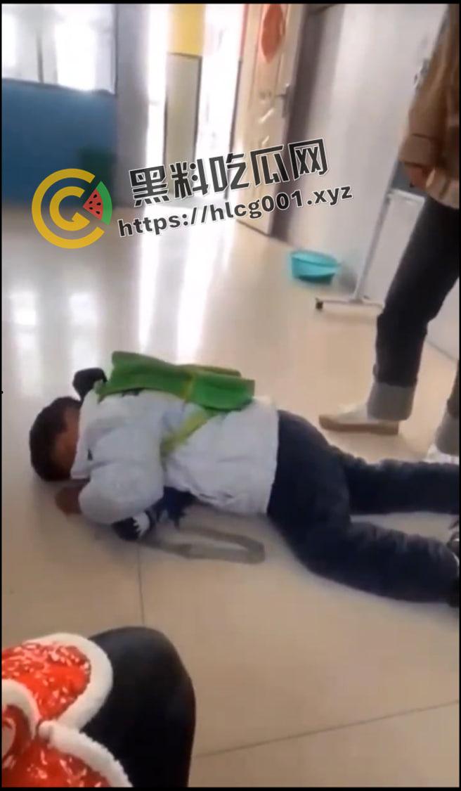 河南商丘镇里固幼儿园 留守儿童遭虐打 磕头求老师不要打 多名老师在旁发笑 这是幼儿园还是集中营
