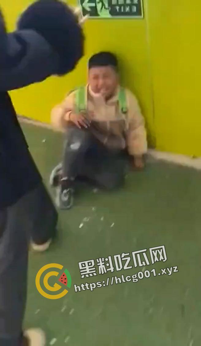 河南商丘镇里固幼儿园 留守儿童遭虐打 磕头求老师不要打 多名老师在旁发笑 这是幼儿园还是集中营