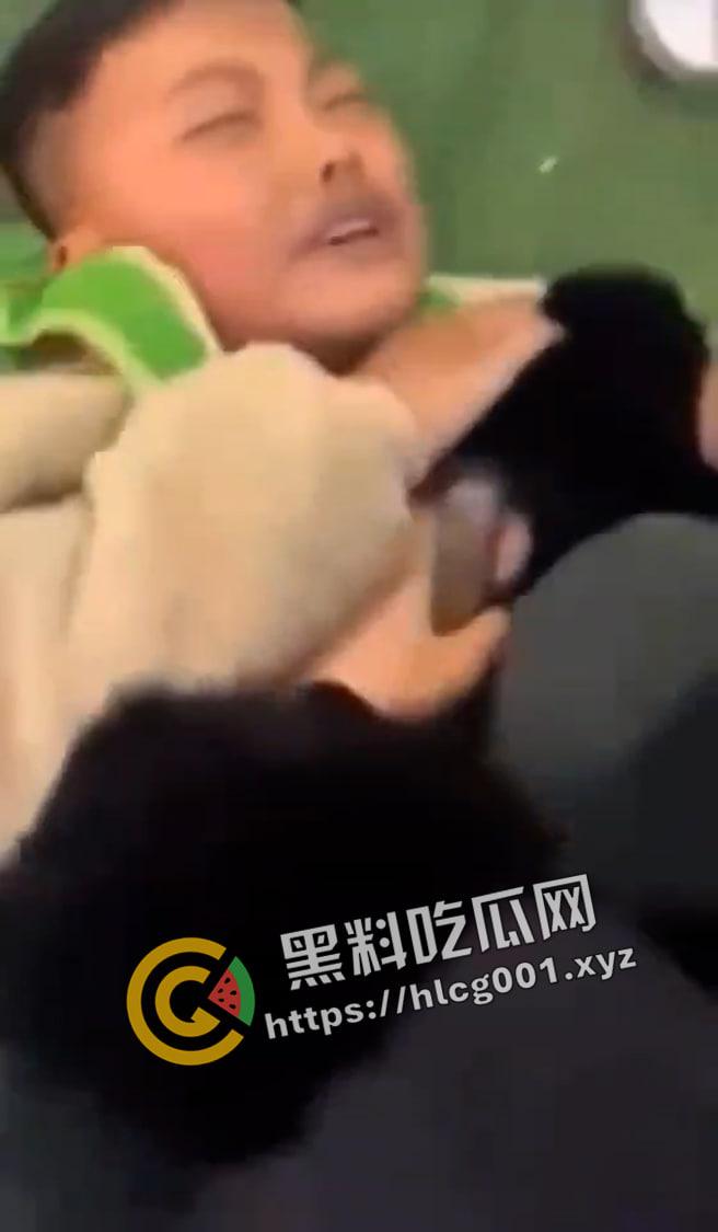 河南商丘镇里固幼儿园 留守儿童遭虐打 磕头求老师不要打 多名老师在旁发笑 这是幼儿园还是集中营