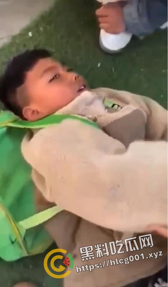 河南商丘镇里固幼儿园 留守儿童遭虐打 磕头求老师不要打 多名老师在旁发笑 这是幼儿园还是集中营