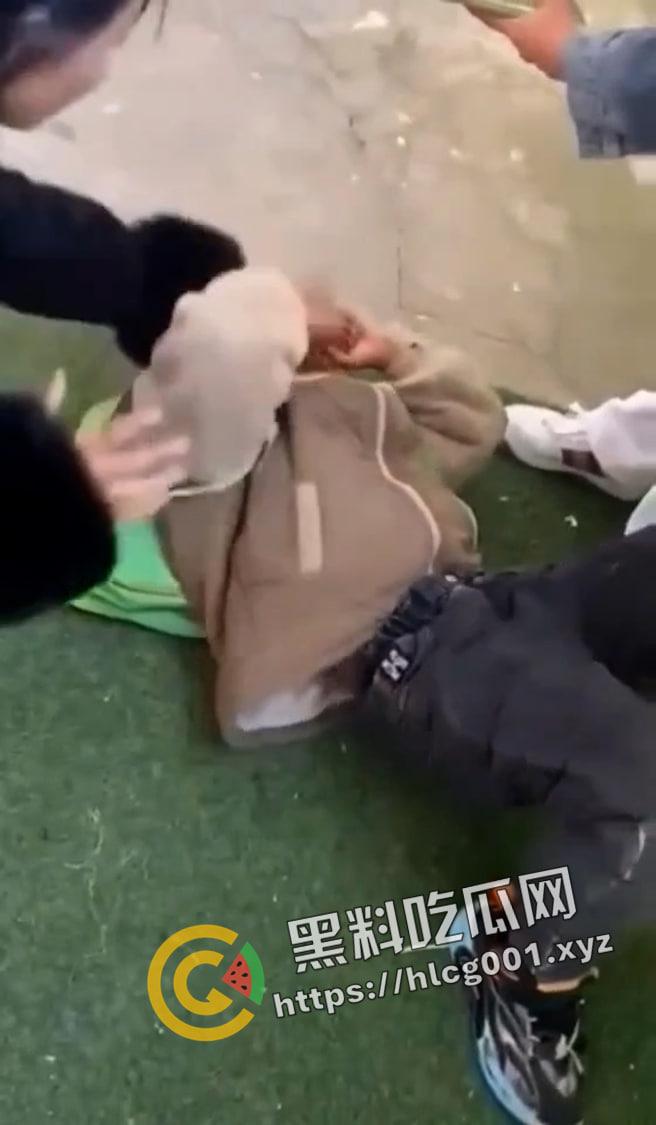 河南商丘镇里固幼儿园 留守儿童遭虐打 磕头求老师不要打 多名老师在旁发笑 这是幼儿园还是集中营