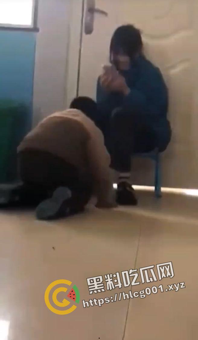 河南商丘镇里固幼儿园 留守儿童遭虐打 磕头求老师不要打 多名老师在旁发笑 这是幼儿园还是集中营