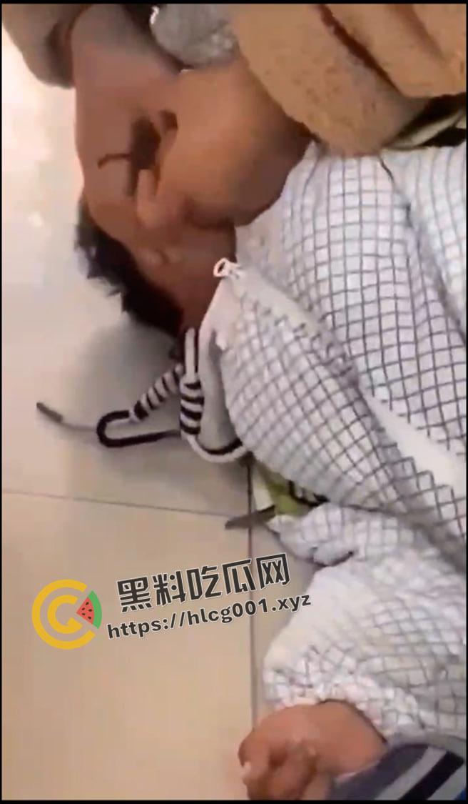 河南商丘镇里固幼儿园 留守儿童遭虐打 磕头求老师不要打 多名老师在旁发笑 这是幼儿园还是集中营