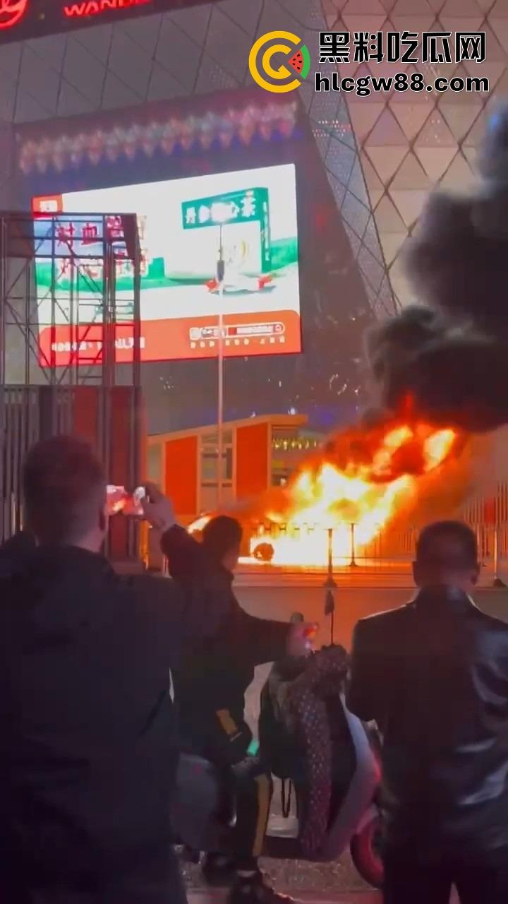 广州南村万博警车大火狂烧成火球,现场围满吃瓜群众狂拍视频,这火势真是牛逼大了!