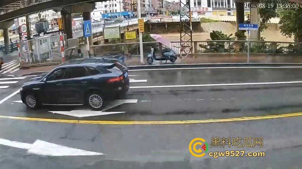 东莞一女司机开车掉河里,车辆像脱缰野马般直冲河中,送医院抢救无效死亡!