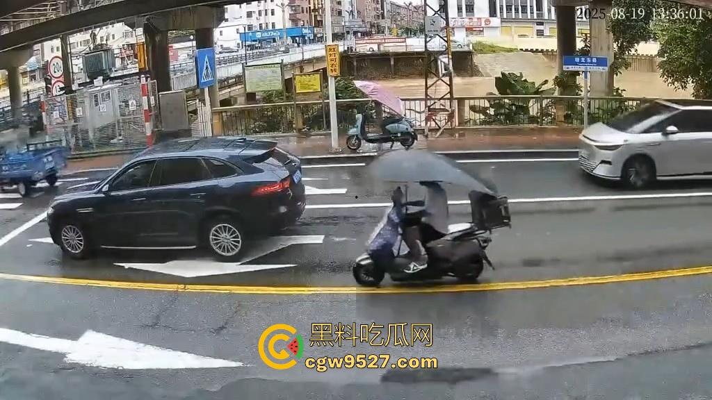 东莞一女司机开车掉河里,车辆像脱缰野马般直冲河中,送医院抢救无效死亡!