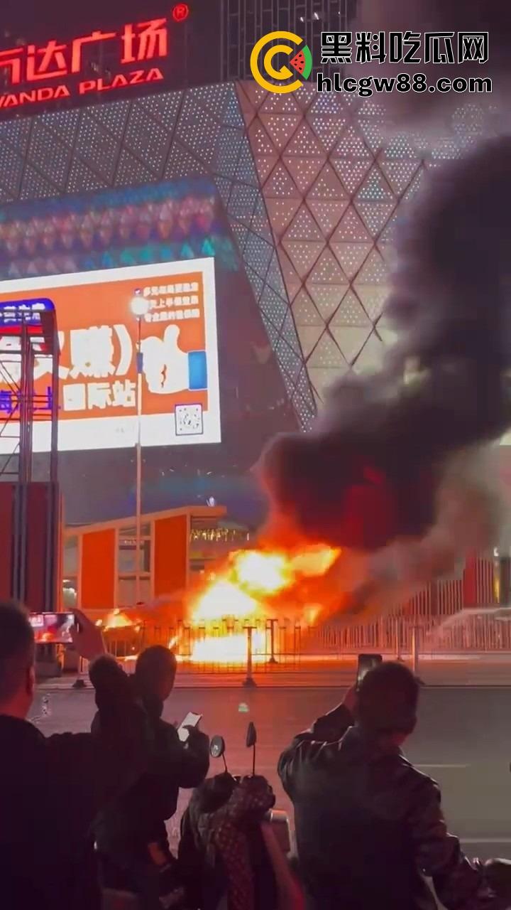 广州南村万博警车大火狂烧成火球,现场围满吃瓜群众狂拍视频,这火势真是牛逼大了!