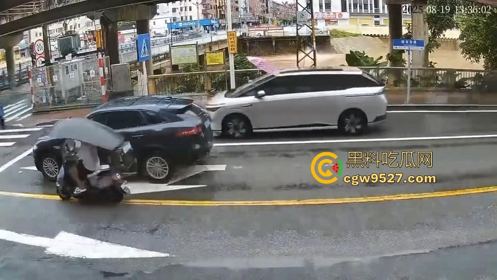 东莞一女司机开车掉河里,车辆像脱缰野马般直冲河中,送医院抢救无效死亡!