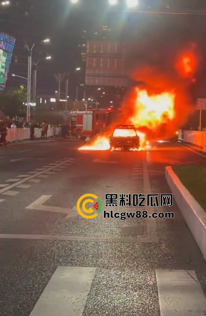 广州南村万博警车大火狂烧成火球,现场围满吃瓜群众狂拍视频,这火势真是牛逼大了!