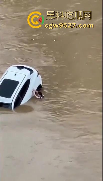 东莞一女司机开车掉河里,车辆像脱缰野马般直冲河中,送医院抢救无效死亡!