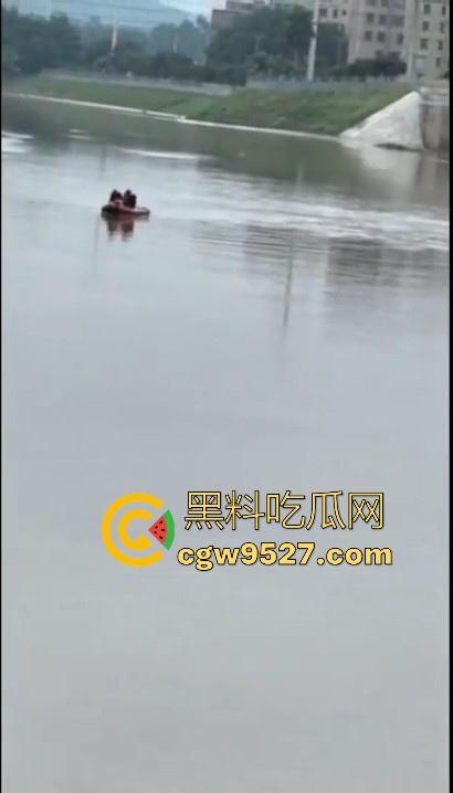 东莞一女司机开车掉河里,车辆像脱缰野马般直冲河中,送医院抢救无效死亡!