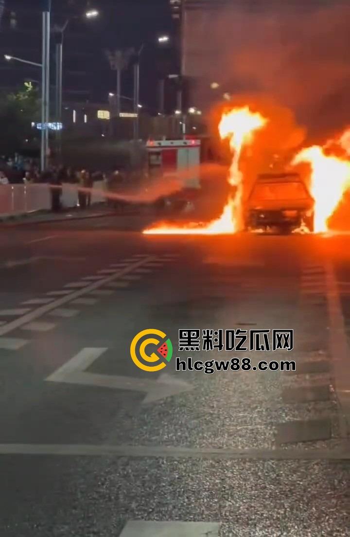 广州南村万博警车大火狂烧成火球,现场围满吃瓜群众狂拍视频,这火势真是牛逼大了!