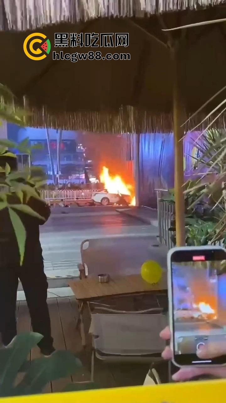 广州南村万博警车大火狂烧成火球,现场围满吃瓜群众狂拍视频,这火势真是牛逼大了!