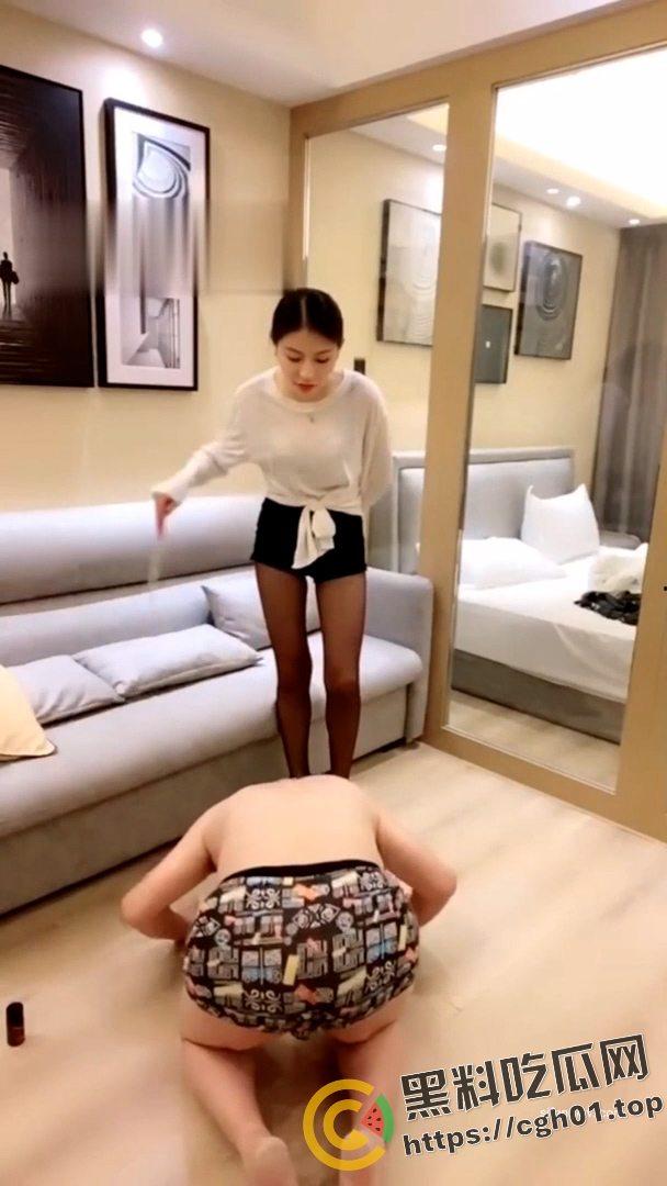 SM翻车现场!M大叔玩不起 当场急眼打起来了 你个公狗M怎么还把主人的胸罩撕烂了呢