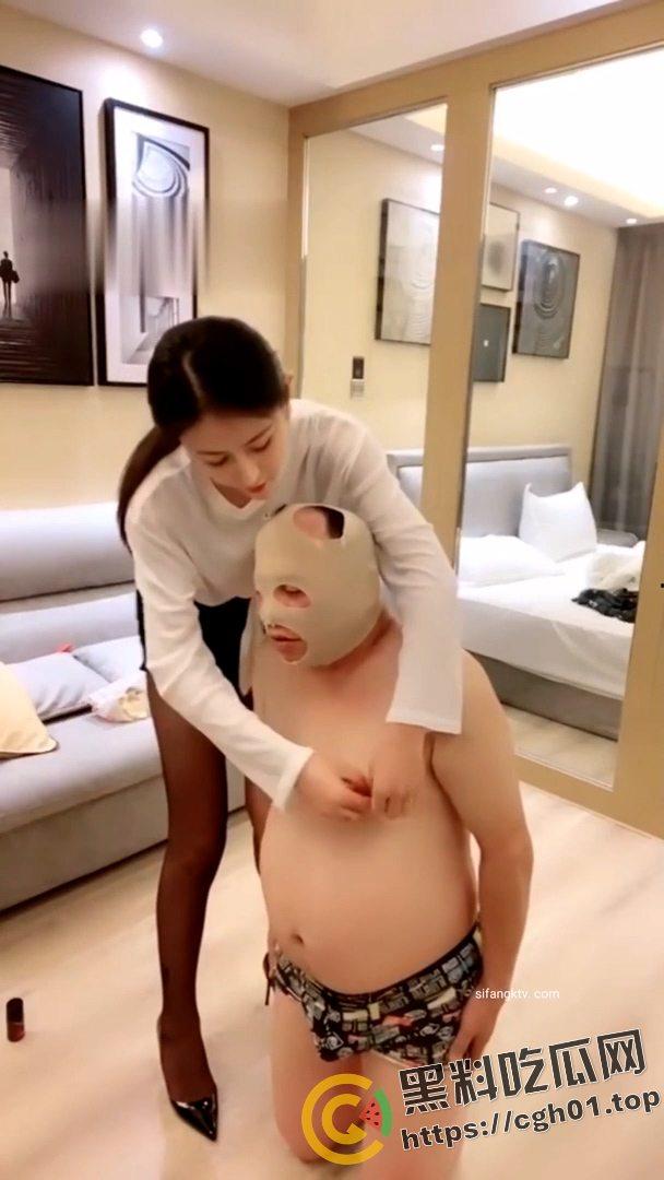 SM翻车现场!M大叔玩不起 当场急眼打起来了 你个公狗M怎么还把主人的胸罩撕烂了呢