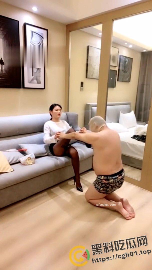 SM翻车现场!M大叔玩不起 当场急眼打起来了 你个公狗M怎么还把主人的胸罩撕烂了呢