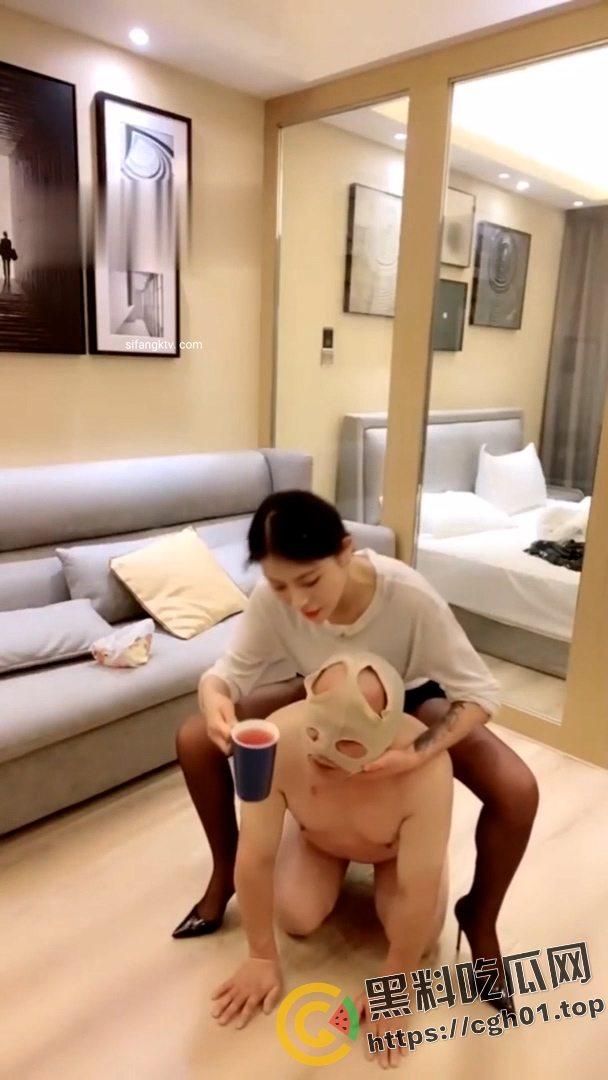 SM翻车现场!M大叔玩不起 当场急眼打起来了 你个公狗M怎么还把主人的胸罩撕烂了呢